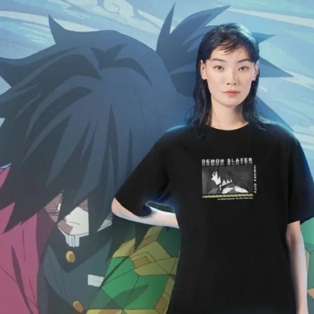 Giyu Tomioka demon slayer kimetsu no yaiba Uniqlo black t shirt petite/small